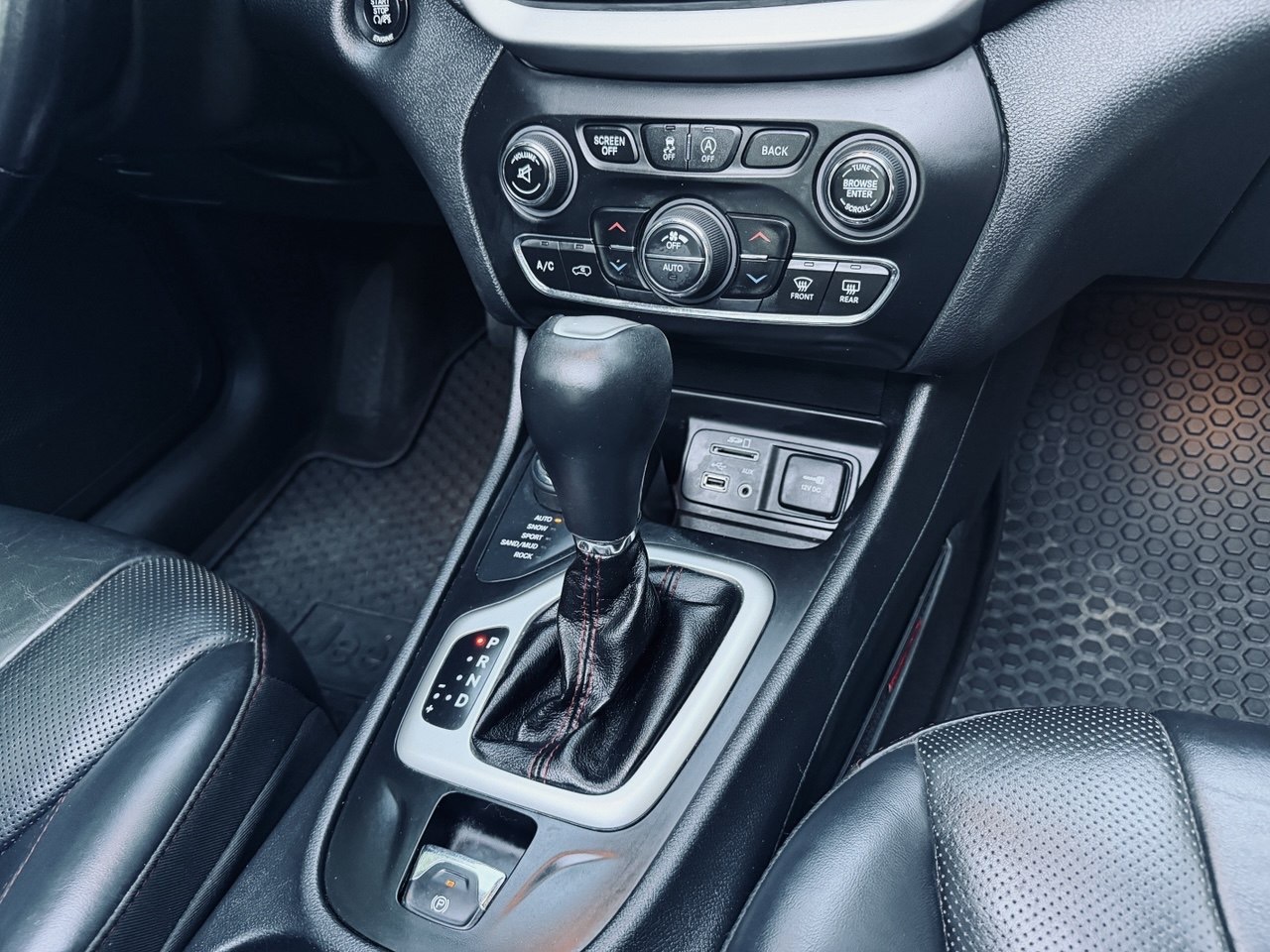 2016 Jeep Cherokee Trail-Hawk 4×4 with the Off-road  Package